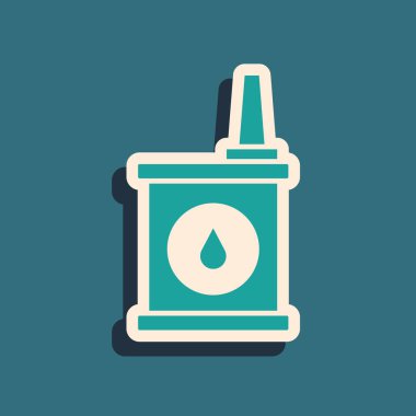 Yeşil kutuda yeşil arka planda izole edilmiş motor makine yağı ikonu var. Benzin bidonu. Yağ değiştirme ve onarım servisi. Uzun gölge tarzı. Vektör