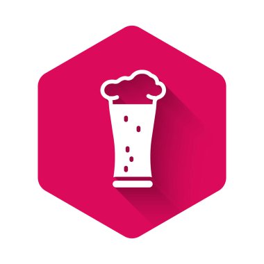 Uzun gölgeli beyaz bardak bira ikonu. Pembe altıgen düğmesi. Vektör