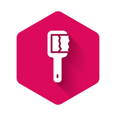 Beyaz sauna fırçası ikonu uzun gölge arkaplan izole. Banyoda yıkanmak için kaba kıllı ahşap bir fırça. Selülit önleyici masaj. Pembe altıgen düğmesi. Vektör