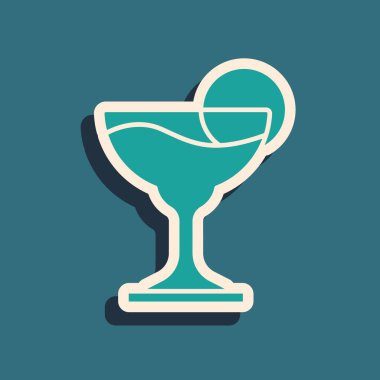 Yeşil arkaplanlı yeşil Margarita kokteyl bardağı. Uzun gölge tarzı. Vektör