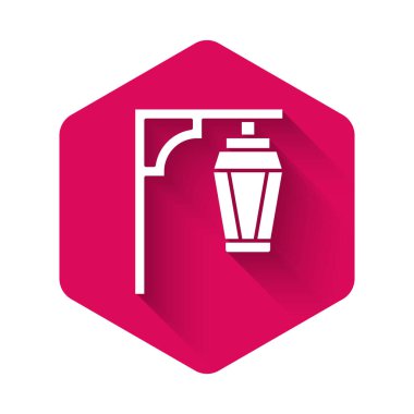 Beyaz Vintage sokak lambası ikonu uzun gölge arkaplan izole. Pembe altıgen düğmesi. Vektör