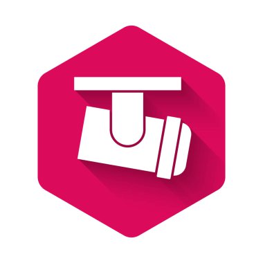 Sahne ışıkları ve uzun gölge arkaplan izole edilmiş beyaz ışık ve lambalar. Pembe altıgen düğmesi. Vektör