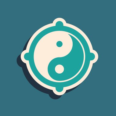 Yeşil Yin Yang yeşil arkaplanda izole edilmiş uyum ve denge sembolü. Uzun gölge tarzı. Vektör