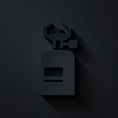 Kağıt kesiği, siyah arka planda izole edilmiş gaz ocağı ikonu. Taşınabilir gaz ocağı. Yürüyüş, kamp malzemeleri. Kağıt sanatı tarzı. Vektör.