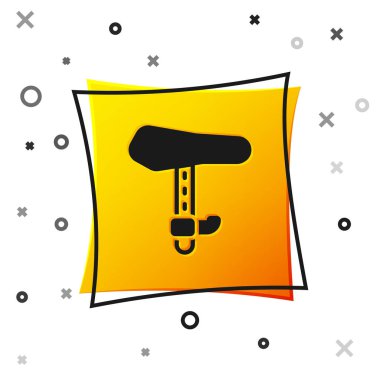 Beyaz arka planda siyah bisiklet koltuğu simgesi izole edildi. Bisiklet eyeri. Sarı kare düğme. Vektör.