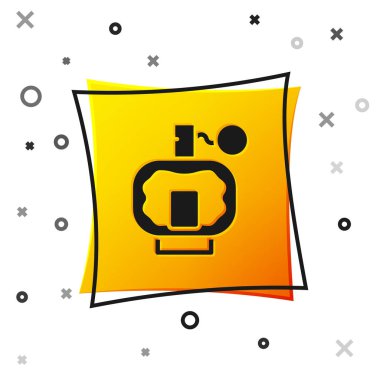 Beyaz arkaplanda siyah tıraş losyonu ikonu var. Parfüm spreyi ikonu. Erkek parfüm şişesi. Sarı kare düğme. Vektör