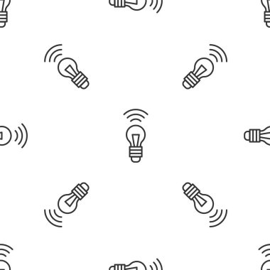 Gri çizgi Akıllı ampul sistemi simgesi beyaz arkaplanda izole edilmiş pürüzsüz desen. Enerji ve fikir sembolü. İnternet kavramının kablosuz bağlantısı. Vektör.