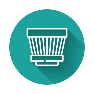 Beyaz çizgi araba hava filtresi ikonu uzun gölgeli izole edildi. Otomobil tamir hizmeti sembolü. Yeşil daire düğmesi. Vektör.