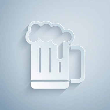Kağıt kesiği bira kupası simgesi gri arka planda izole edilmiş. Kağıt sanatı tarzı. Vektör