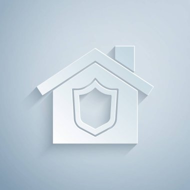 Kağıt kesiği, gri arkaplanda kalkan simgesi olan bir ev. Sigorta konsepti. Güvenlik, güvenlik, koruma, konsept koruma. Kağıt sanatı tarzı. Vektör
