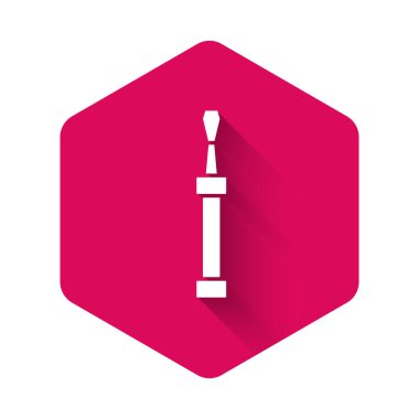 Beyaz tornavida simgesi uzun gölge arkaplanı ile izole edildi. Servis aracı sembolü. Pembe altıgen düğmesi. Vektör