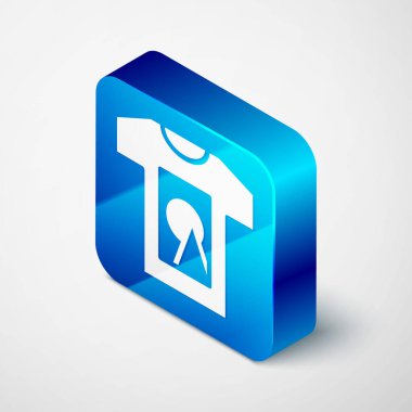 Gri arkaplanda Isometric tişört simgesi izole edildi. Mavi kare düğme. Vektör.