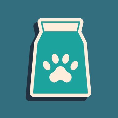 Yeşil arka planda izole edilmiş hayvan ikonu için yeşil yiyecek torbası. Hayvanlar için yiyecek. Köpek kemiği işareti. Hayvan maması paketi. Uzun gölge tarzı. Vektör