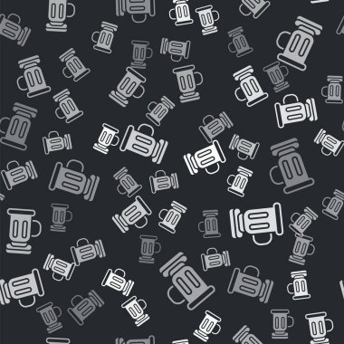 Gri Ortaçağ kadeh ikonu siyah arkaplanda kusursuz desen izole etti. Vektör