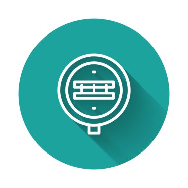 Beyaz çizgi demiryolu geçiş ikonu uzun gölge arkaplan izole. Demiryolu tabelası. Yeşil daire düğmesi. Vektör