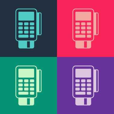 Eklenmiş kredi kartı ve renkli arkaplanda izole edilmiş basılı alıcı simgesi olan POS terminali. NFC ödeme konsepti. Vektör