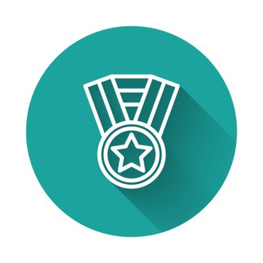 Beyaz çizgi madalya ikonu uzun gölge arkaplan izole. Kazanan başarı işareti. Ödül madalyası. Yeşil daire düğmesi. Vektör