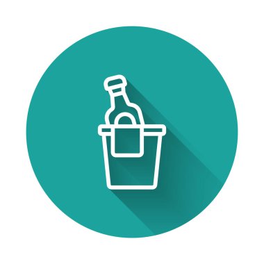 Buz kovası ikonunda uzun gölgeli beyaz bir şişe şampanya. Yeşil daire düğmesi. Vektör