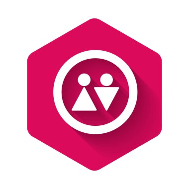 Beyaz tuvalet ikonu uzun gölge arkaplanı ile izole edilmiş. Tuvalet tabelası. Lavaboda. Pembe altıgen düğmesi. Vektör