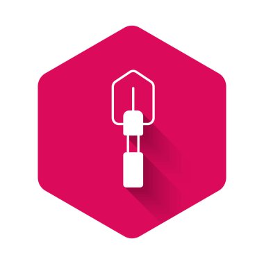 Beyaz Kürek simgesi uzun gölge arkaplanı ile izole edildi. Bahçe aletleri. Bahçecilik, tarım, çiftçilik aleti. Pembe altıgen düğmesi. Vektör