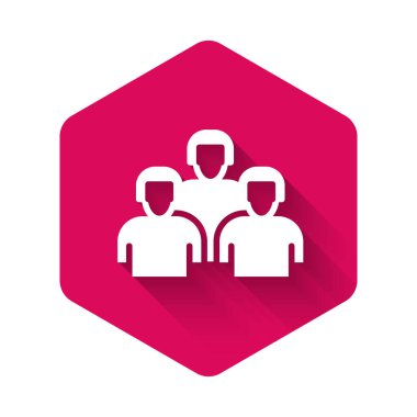 Beyzbol oyuncularından oluşan beyaz takım ikonu uzun gölgeli arka planda izole edildi. Pembe altıgen düğmesi. Vektör