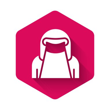 Niqab ikonundaki beyaz Müslüman kadın uzun gölgeli bir geçmişi var. Pembe altıgen düğmesi. Vektör