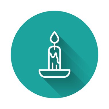 Beyaz çizgi yanan mum simgesi uzun gölge arkaplan izole. Silindirik mum çubuğu ve yanan ateş. Yeşil daire düğmesi. Vektör