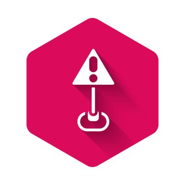 Üçgen ikonundaki beyaz ünlem işareti uzun gölge arkaplanı ile izole edilmiş. Tehlike uyarısı, dikkat, dikkat, tehlike uyarısı önemli bir işaret. Pembe altıgen düğmesi. Vektör