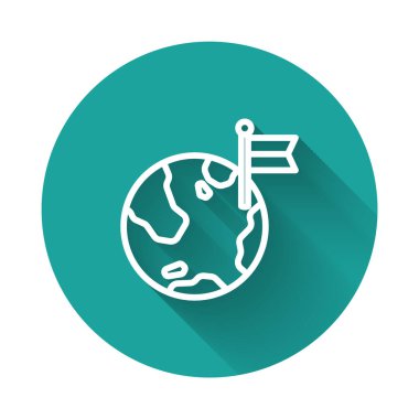 Bayrak simgesine sahip beyaz çizgi gezegeni uzun gölge arkaplan ile izole edildi. Zafer, kazanmak ve zorluk konseptini fethetmek. Yeşil daire düğmesi. Vektör