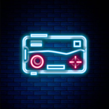 Parlayan neon hattı Smartphone ve oyun ikonunda oynamak tuğla duvar arka planında izole edilmiş. Mobil oyun konsepti. Renkli taslak konsepti. Vektör
