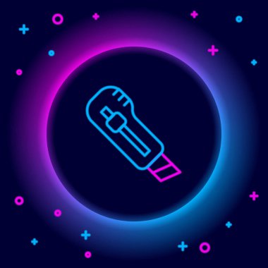 Parlayan neon çizgisi kırtasiye bıçağı simgesi siyah arkaplanda izole edildi. Ofis kâğıt kesicisi. Renkli taslak konsepti. Vektör