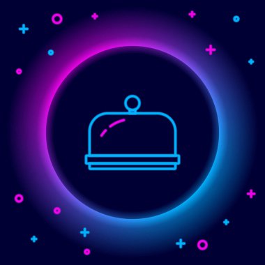 Siyah arka planda izole edilmiş bir tepsi yiyecek ikonu ile kaplı parlayan neon hattı. Tepsi ve kapak işareti. Kapaklı bir restoran saati. Mutfak eşyaları sembolü. Renkli taslak konsepti. Vektör