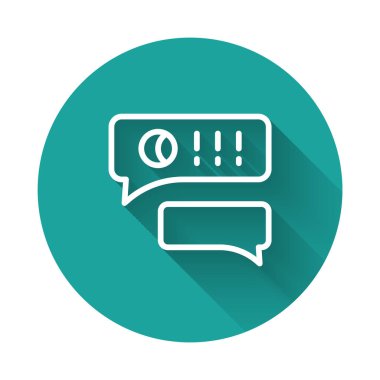 Beyazçizgi konuşma balonu uzun gölge arkaplan izole beyzbol oyun ikonu hakkında sohbet. İleti simgesi. İletişim ya da yorum sohbet sembolü. Yeşil daire düğmesi. Vektör