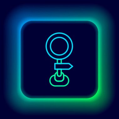 Parlayan neon hat trafik levhası. Siyah arkaplanda sinyal simgesi izole edildi. İşaretçi sembolü. İzole sokak bilgi levhası. Yön tabelası. Renkli taslak konsepti. Vektör