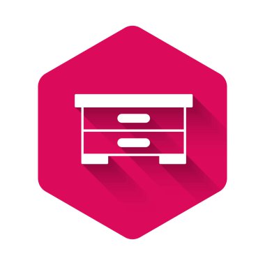 Arı ikonu için beyaz kovan uzun gölge arkaplan izole. Arı kovanı sembolü. Apiary ve arı yetiştiriciliği. Tatlı doğal yemek. Pembe altıgen düğmesi. Vektör