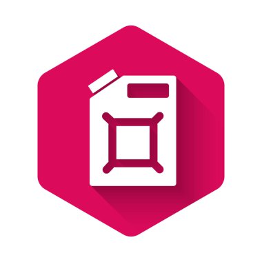 Benzin ikonu için beyaz teneke kutu uzun gölgeli arka plan. Dizel gaz ikonu. Pembe altıgen düğmesi. Vektör