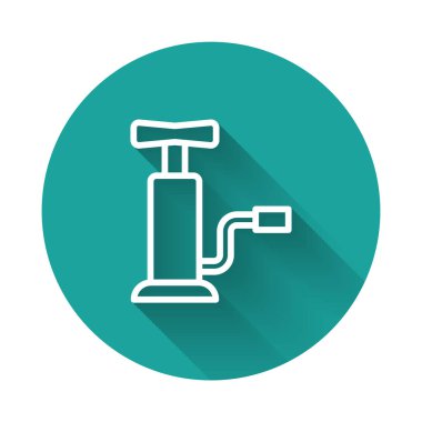 Beyaz çizgi araba hava pompası ikonu uzun gölge arkaplan izole. Yeşil daire düğmesi. Vektör