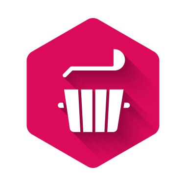 Uzun gölgeli beyaz sauna kovası ve kepçe ikonu. Pembe altıgen düğmesi. Vektör.