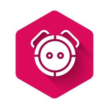 Beyaz Robot elektrikli süpürge ikonu uzun gölgeli izole edilmiş. Otomatik süpürme için ev aletleri, ev temizliği için dijital cihazlar. Pembe altıgen düğmesi. Vektör.