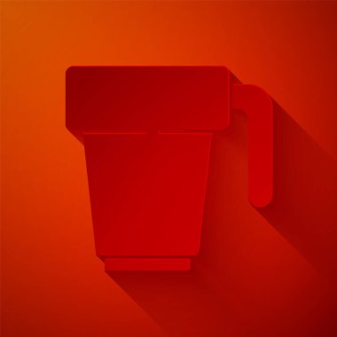 Kağıt kesiği Kahve fincanı simgesi kırmızı arka planda izole edilmiş. Çay fincanı. Sıcak içecek kahvesi. Kağıt sanatı tarzı. Vektör.