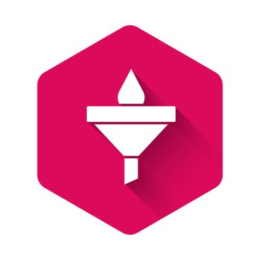 Beyaz huni ya da filtre ve motor yağı damlası ikonu uzun gölge arkaplanı ile izole edilmiş. Pembe altıgen düğmesi. Vektör