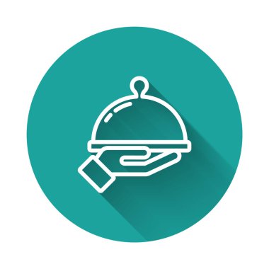 Uzun gölgeli arka plan ile izole edilmiş bir tepsi yiyecek ikonu ile kaplanmış beyaz çizgi. Tepsi ve kapak işareti. Kapaklı bir restoran saati. Yeşil daire düğmesi. Vektör
