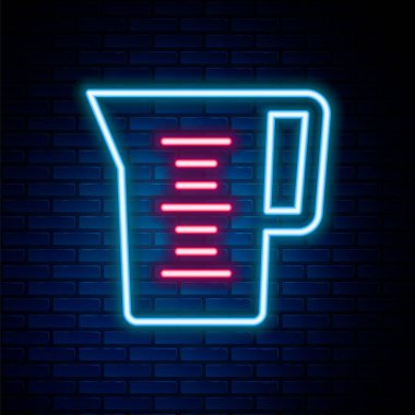 Duvarda izole edilmiş su ikonu olan parlak neon şeritli cam sürahi. Su için çaydanlık. İçme suyu dolu cam sürahi. Renkli taslak konsepti. Vektör