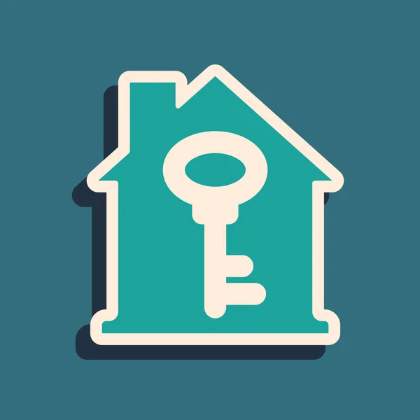 Casa Verde com ícone chave isolado no fundo verde. O conceito da casa chave na mão. Estilo de sombra longo. Vetor — Vetor de Stock