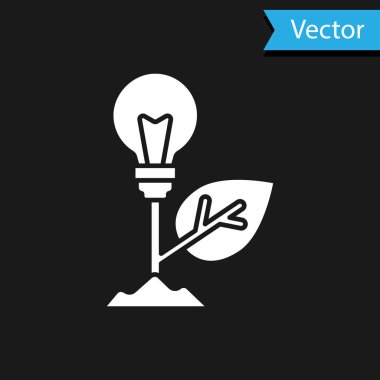 Siyah zemin üzerinde yaprak simgesi olan beyaz ampul. Çevre enerjisi kavramı. Alternatif enerji kavramı. Vektör