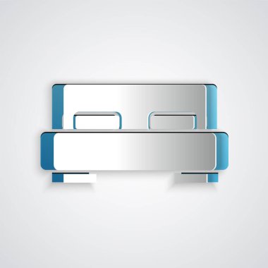 Kağıt, gri arka planda izole edilmiş iki ya da bir kişi için büyük yatak kesiyor. Kağıt sanatı tarzı. Vektör