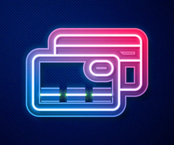 Parlayan neon hattı kredi kartı simgesi mavi arkaplanda izole edildi. Çevrimiçi ödeme. Nakit çekilmesi. Finansal operasyonlar. Alışveriş tabelası. Vektör