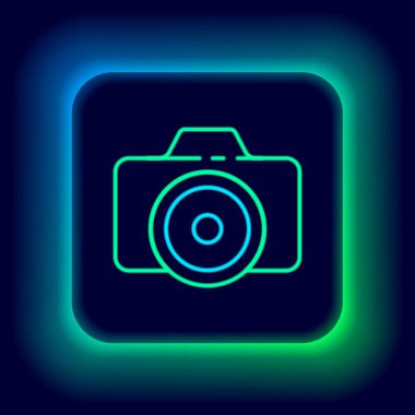 Parlayan neon hattı fotoğraf makinesi simgesi siyah arkaplanda izole edildi. Fotoğraf makinesi simgesi. Renkli taslak konsepti. Vektör