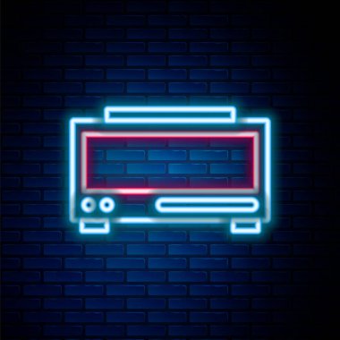 Parlayan neon hattı dijital alarm saati simgesi tuğla duvar arka planında izole edildi. Elektronik çalar saat. Zaman simgesi. Renkli taslak konsepti. Vektör
