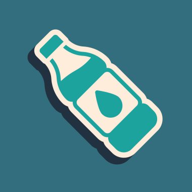Yeşil arka planda izole edilmiş yeşil su ikonu şişesi. Soda su içme tabelası. Uzun gölge tarzı. Vektör